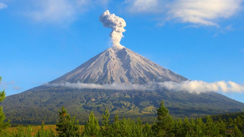 Gunung Semeru, salah satu Gunung Tertinggi di Pulau Jawa