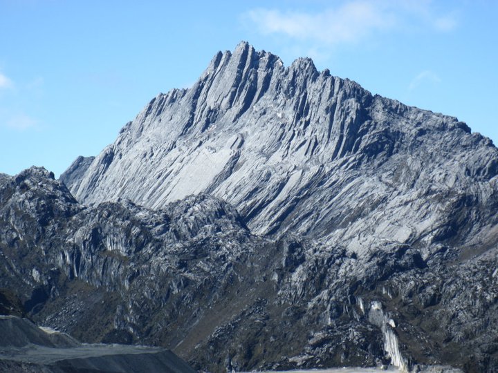 Puncak Jaya Wijaya, salah satu Gunung Tertinggi di Indonesia